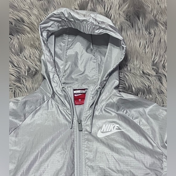 Nike silver and white  light weight Hooded Essential Windrunner Jacket size M - Picture 7 of 12